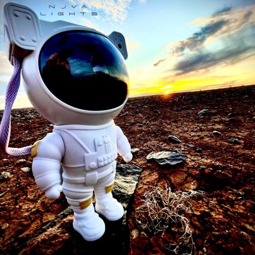 🔊🧑‍🚀 رائد فضاء – ديكور وإضاءة 🔵